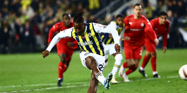 Hakem oyunu aldı taktiksel olarak rakip takıma verdi