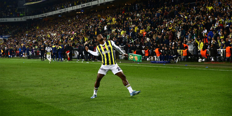 Hakem maça hiç iyi niyetli başlamadı