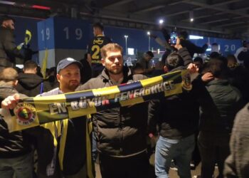 Fenerbahçeli taraftarlar havalimanına akın etti