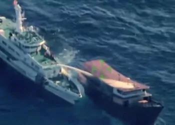 Çin, filipinler askeri ve sivil gemilere tazyikli su sıktı