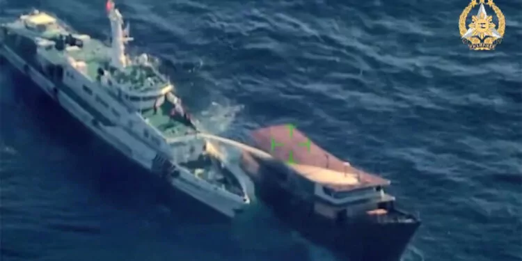 Çin, filipinler askeri ve sivil gemilere tazyikli su sıktı