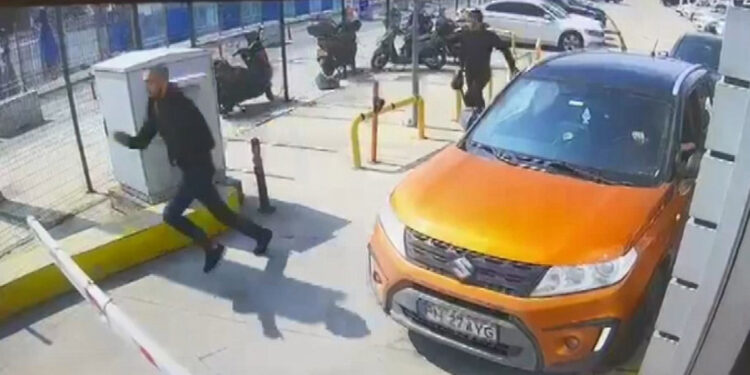 Fatih'te iş adamının 110 bin doları gasbedildi