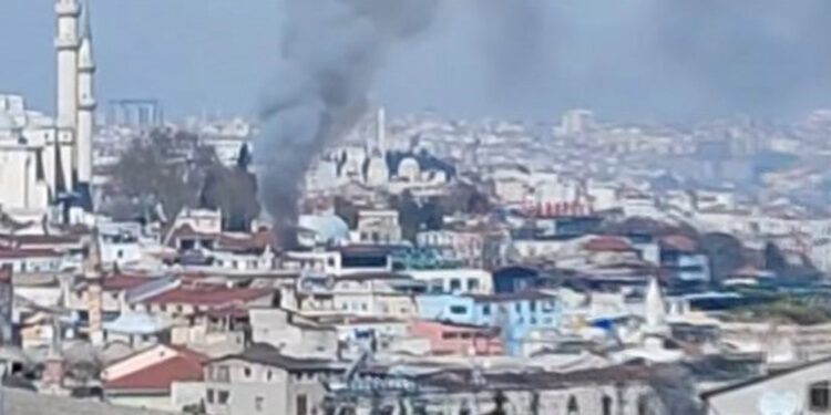 Fatih'te iş yerinin deposunda çıkan yangın söndürüldü