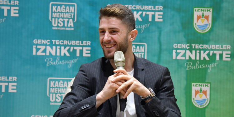 Fenerbahçeli İsmail Yüksek, çocuklarla bir araya geldi