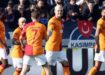 Galatasaray son dakikada bulduğu golle liderliği korudu