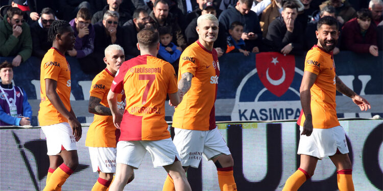 Galatasaray son dakikada bulduğu golle liderliği korudu