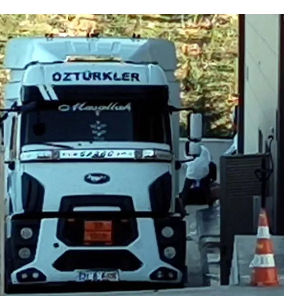 Akaryakıt tankerine gizlenmiş 52 kaçak göçmen yakalandı