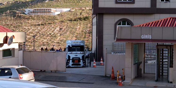 Akaryakıt tankerine gizlenmiş 52 kaçak göçmen yakalandı