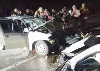 Gaziantep'te iki otomobil çarpıştı; 2 ölü