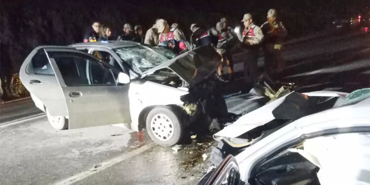 Gaziantep'te iki otomobil çarpıştı; 2 ölü