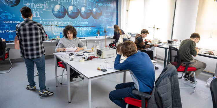 İstanbul Bilim Olimpiyatları'nda 20 öğrenci yarıştı