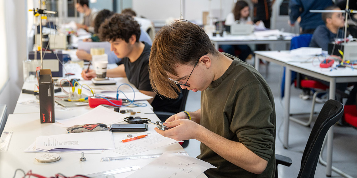 İstanbul Bilim Olimpiyatları 2023 yılı Fizik Deney Yarışması’na Bahçeşehir Üniversitesi ev sahipliği yaptı.