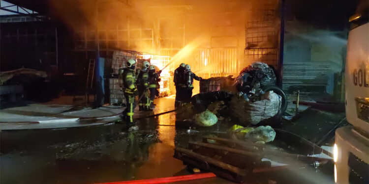 Geri dönüşüm deposunda çıkan yangın 5 işyerine sıçradı