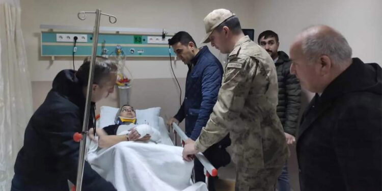 Giresun'da öğrenci servisi şarampole devrildi