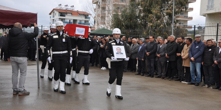 Görev başında fenalaşıp hayatını kaybeden polis için tören