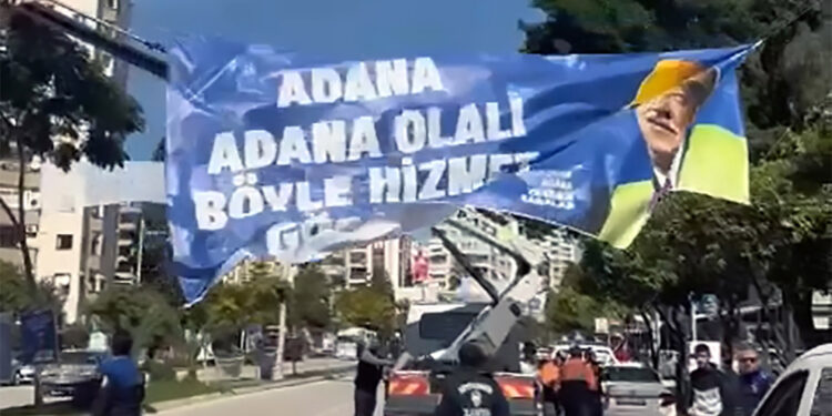 31 Mart’ta yapılacak yerel seçimler kapsamında görüntü kirliliği ve ölümlü trafik kazası nedeniyle Adana'da seçim afişleri kaldırılıyor.
