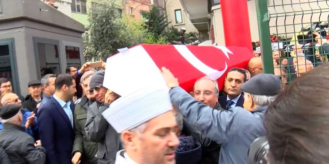 Gazeteci Ali Sirmen için Cumhuriyet Gazetesi önünde tören