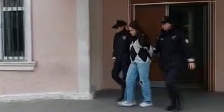 Gizlice dünyaya getirdiği bebeği 1'inci kattan aşağı attı