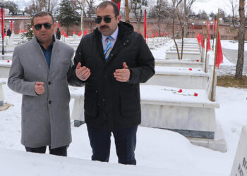 Görme engelli gaziden şehitlere duygulandıran ziyaret