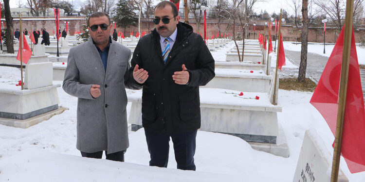 Görme engelli gaziden şehitlere duygulandıran ziyaret