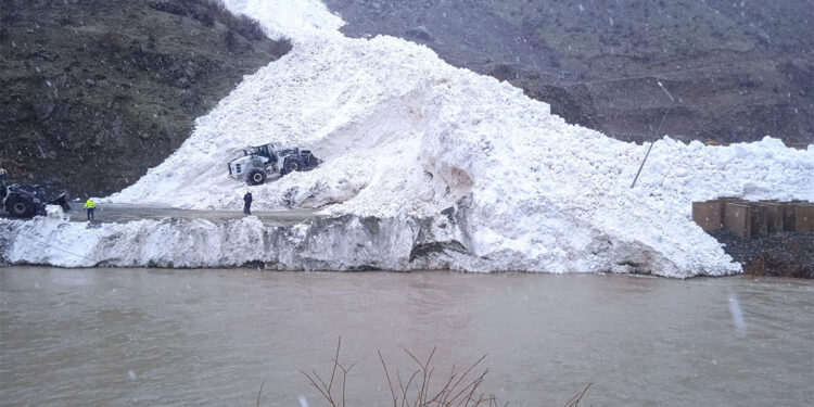 Çukurca kara yoluna çığ düştü