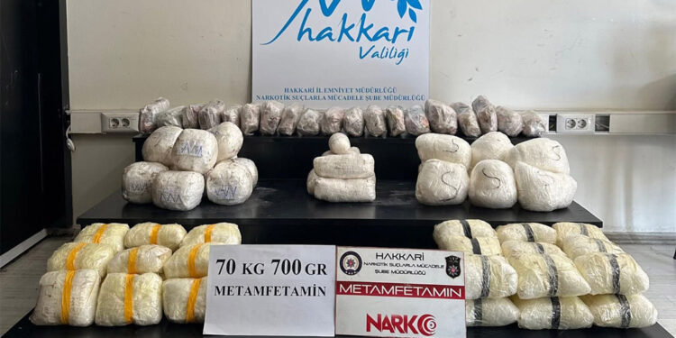 Hakkari'de araçta 70 kilo 700 gram metamfetamin ele geçirildi