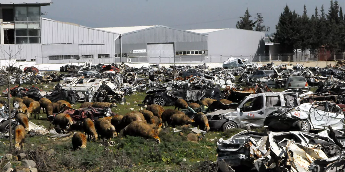 Kahramanmaraş merkezli depremlerde hatay’da enkaz altında kalan binlerce araç demir yığınına döndü.