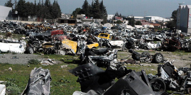 Enkaz altında kalan binlerce araç demir yığınına döndü
