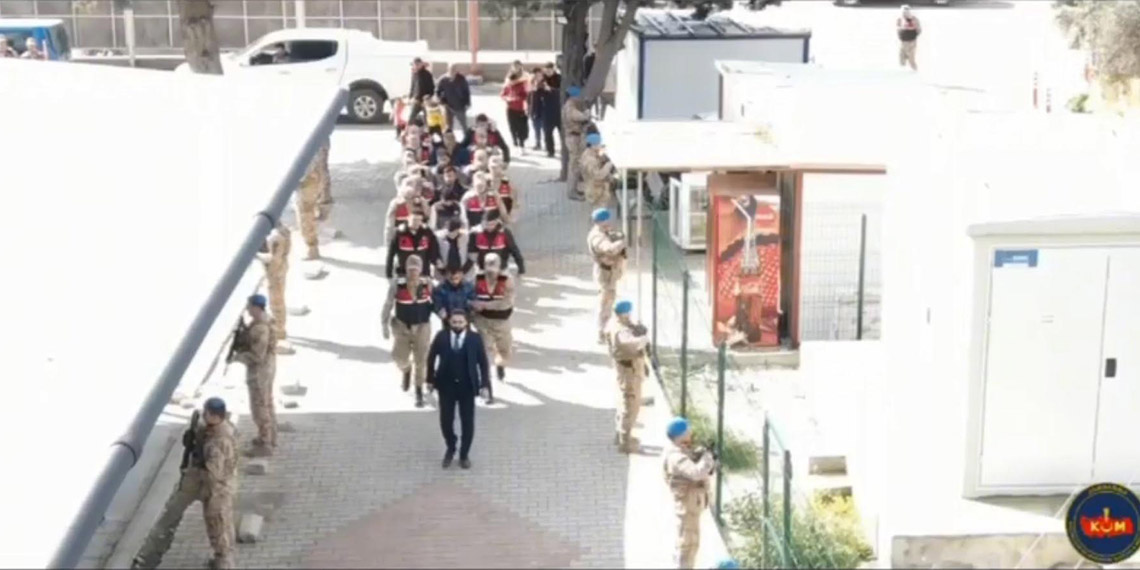 İçişleri Bakanı Ali Yerlikaya, Hatay'da düzenlenen Mahzen-21 operasyonu ile göçmen kaçakçılığı yapan organize suç örgütünün çökertildiğini ve 13 şüphelinin yakalandığını duyurdu.