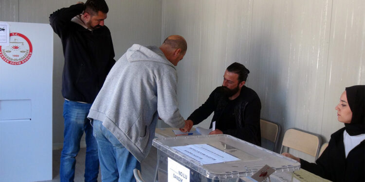 Konteynerlere yerleştirilen sandıklarda oy kullanıldı