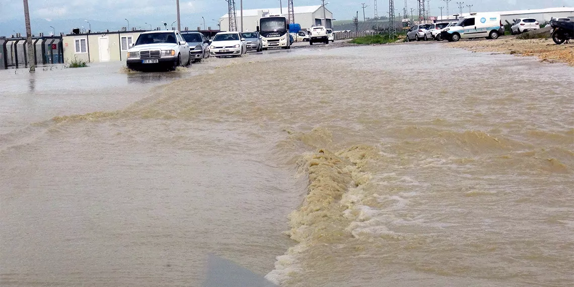 Hatayda yollar gole dondu konteyner ke 31620 2 - öne çıkan - haberton