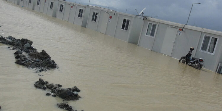 Hatay'da şiddetli yağış; konteyner kentleri su bastı