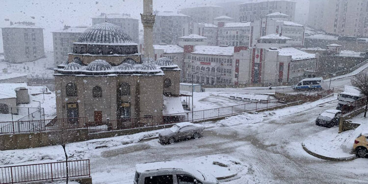 Hakkari'de 47 yerleşim yerine ulaşım sağlanamıyor