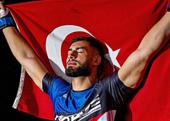 İbo Aslan UFC'deki ilk maçından galibiyet aldı