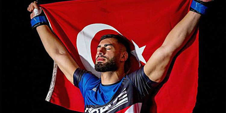 İbo Aslan UFC'deki ilk maçından galibiyet aldı