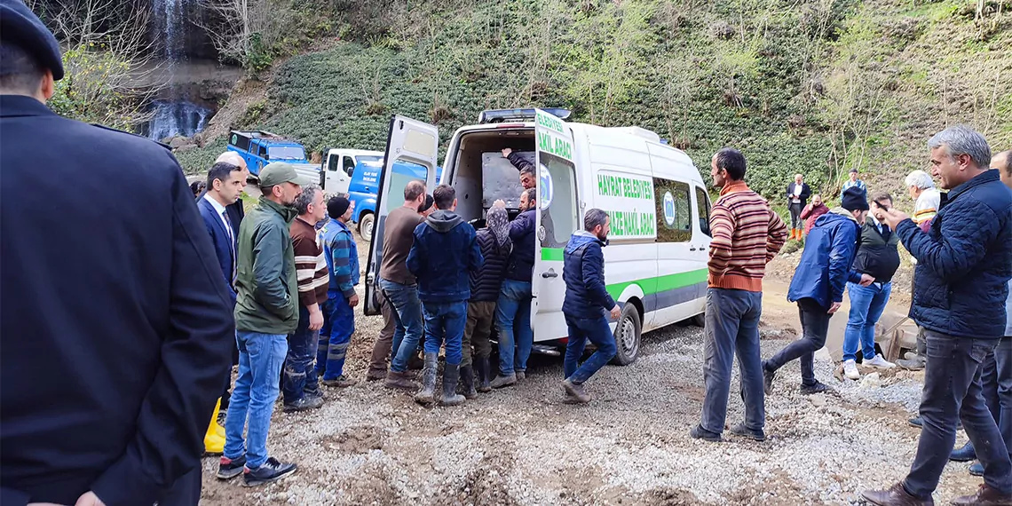 Trabzon’un hayrat ilçesinde içme suyu isale hattı çalışmasında göçük meydana geldi, toprak altında kalan 3 işçi hayatını kaybetti.