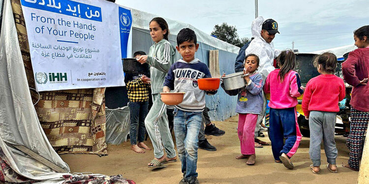 İHH, Gazze'de en çok yemek dağıtımı yapan kuruluşlar arasında yer aldı