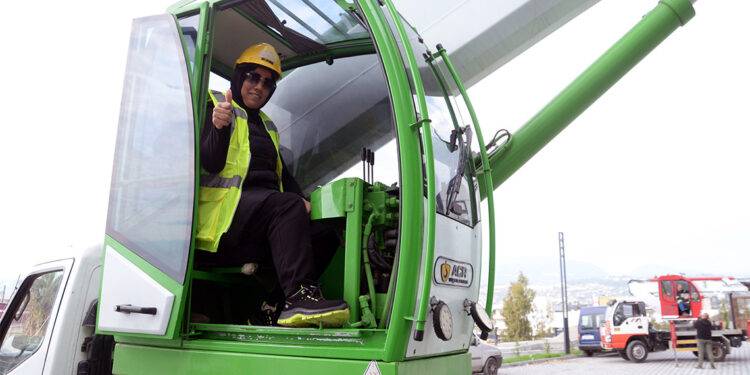 Ön yargıları yıkarak vinç operatörü oldu