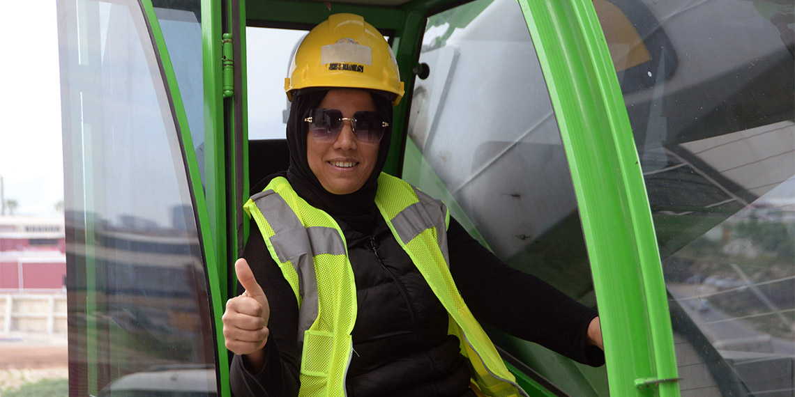 Ön yargıları yıkarak vinç operatörü oldu