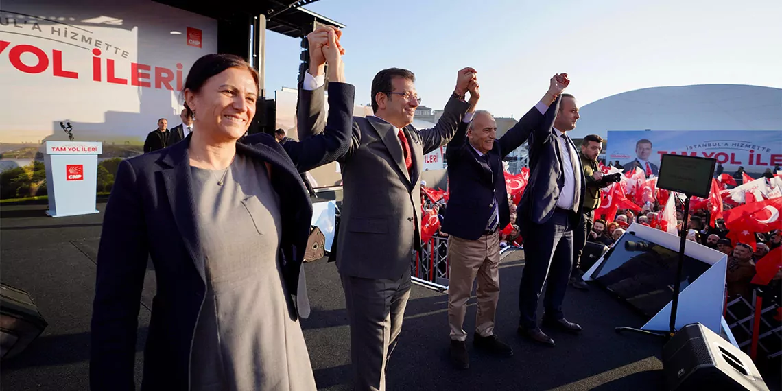 İbb başkanı ekrem i̇mamoğlu küçükçekmece'de düzenlenen halk buluşması'na katıldı. İmamoğlu, "i̇stanbul'un gündemi hayat pahalılığı, doğru mu? Hayat pahalılığını gündemlerine alsın. Bakanları işinden koparıp i̇stanbul'a siyaset yapmaya yollamasınlar. Hepsi işlerini, güçlerini bıraktılar i̇stanbul'a dadandılar" dedi.