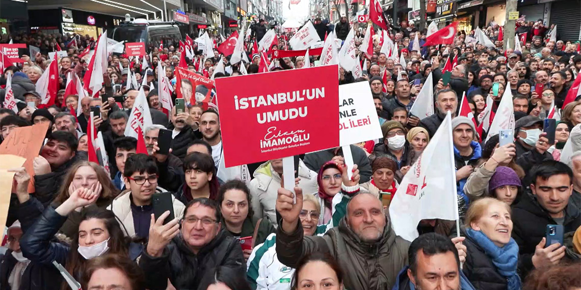 İBB Başkanı Ekrem İmamoğlu, Avcılar'da düzenlenen 'Halk Buluşması'na katıldı. Yeniden aday gösterilmeyen Avcılar Belediye Başkanı Turhan Hançerli'ye teşekkür eden İmamoğlu, "Onun bu kadirşinaslığını, partili duruşunu, yoldaşlığını alkışlıyorum. Yakışanı yapıyor. Yakışanı yapmaya herkesi davet ediyorum" dedi.