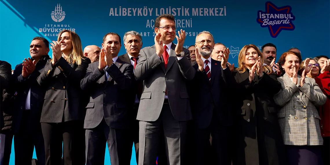 Ekrem i̇mamoğlu "deprem dairemiz emniyet otogarına karot almaya giriyor. 'bu binalar sakıncalıdır, dayanıklı değildir' diye ve emniyet desteği istiyor. Fakat kaymakamdan polislere 'tarafsız kal' talimatı verildiği için ekiplerimizin karot alma çabası kaymakamın talimatıyla engelleniyor" dedi.