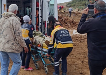 Deprem konutlarında iskele çöktü; 4 yaralı