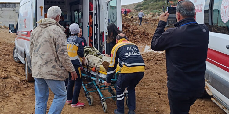 Deprem konutlarında iskele çöktü; 4 yaralı