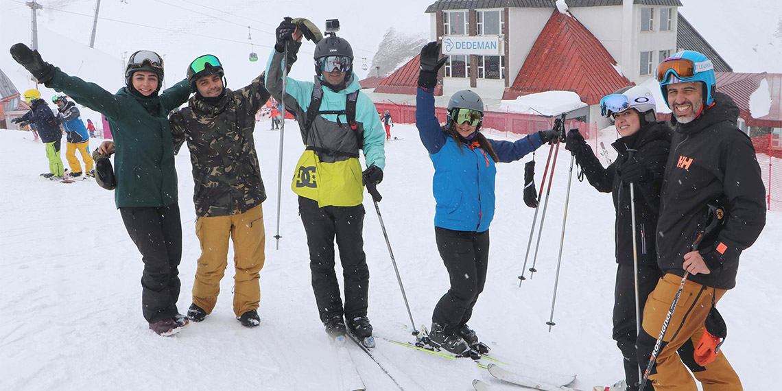 Avrupa'nın en uzun ve en dik pistlerine sahip kış turizm merkezlerinden Palandöken Kayak Merkezi'nde İranlı turistler nevruz ateşi yaktı.