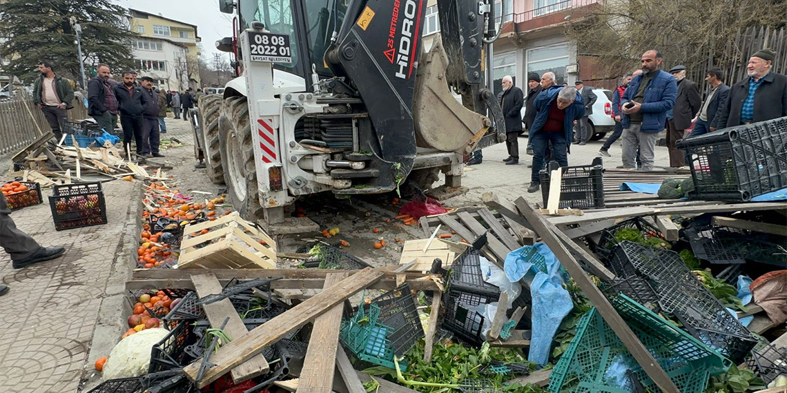 Artvin’in Şavşat ilçesinde iş makinesi pazara daldı. İş makinesinin, park halindeki araçlara çarptığı kaza, güvenlik kamerasına yansıdı.