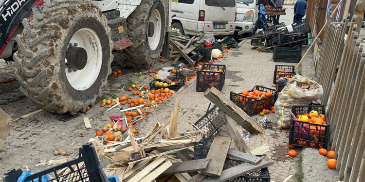 İş makinesi pazara daldı