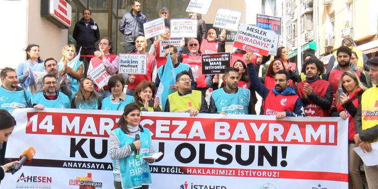 Sağlık çalışanları torba yasayı protesto etti