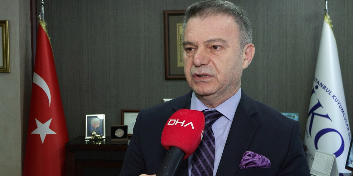 Altına talep artınca kuyumcular altın bulmakta zorlanmaya başladı. Darphane ise talebi karşılamak için geçtiğimiz günlerde çift vardiyaya geçerek üretime başladı. İstanbul Kuyumcular Odası Başkanı Mustafa Atayık, ilgiyle beraber sahte ve düşük ayarlı altında dolandırıcılıkların çoğaldığını söyledi.