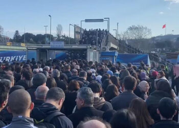 Altunizade'de metrobüs arızalandı